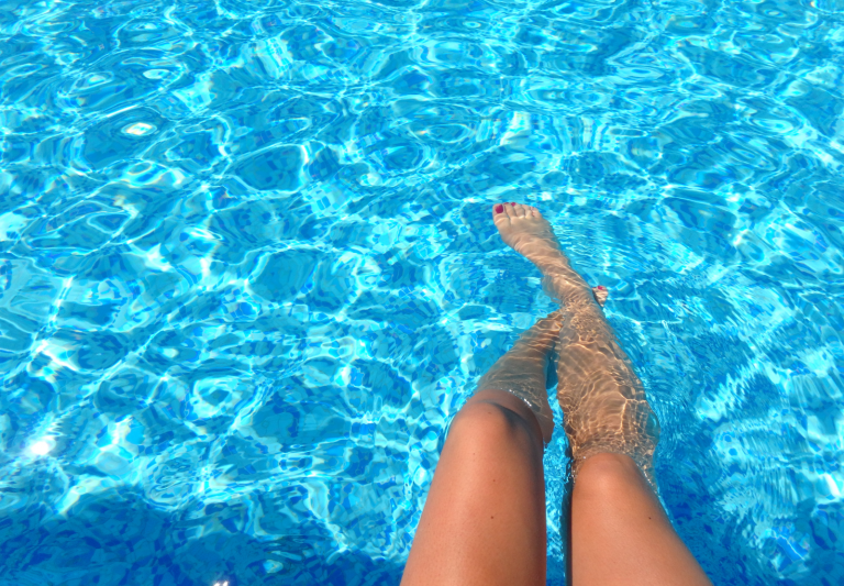 image de jambes dans la piscine épilation laser